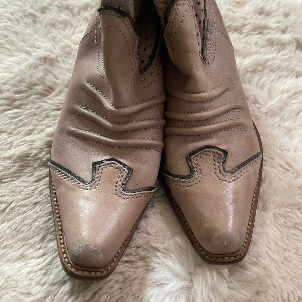 Very volatile Taupe/Gray star cowboy boots.